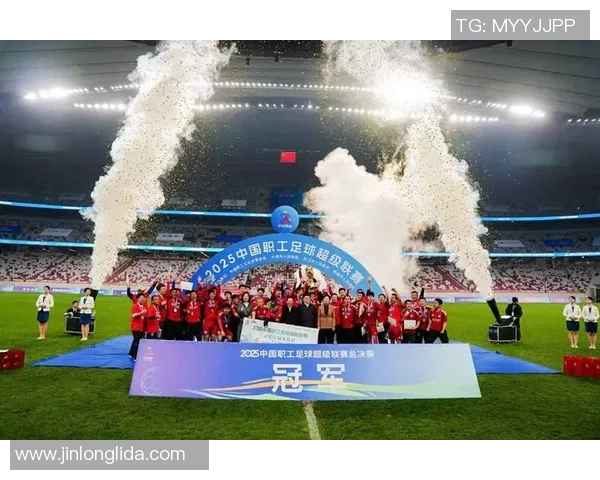 足球盛宴：明星球员与综艺节目碰撞的精彩瞬间与背后故事